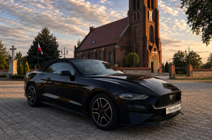 Wizualizacja AI: Mustang przed kościołem o zachodzie słońca