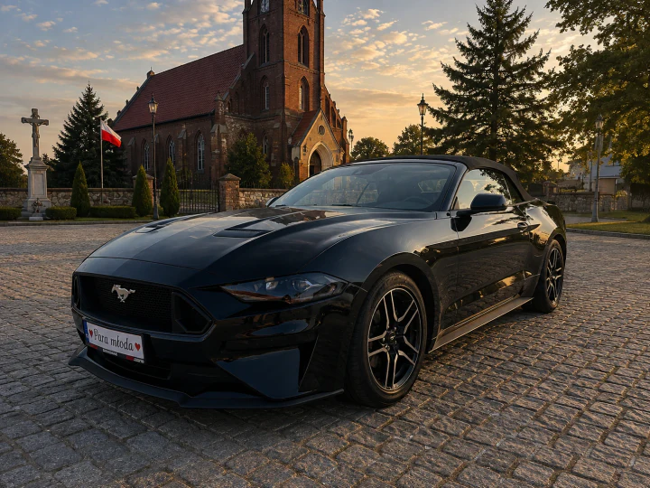 Wizualizacja AI: Mustang Cabrio od przodu w świetle zachodzącego słońca