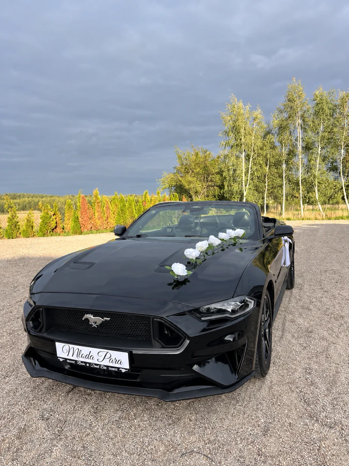 Ślubny Mustang Cabrio z otwartym dachem