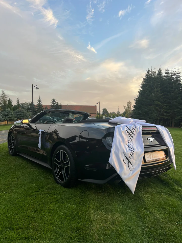 Mustang Cabrio na trawie z dekoracją Just Married i otwartym dachem